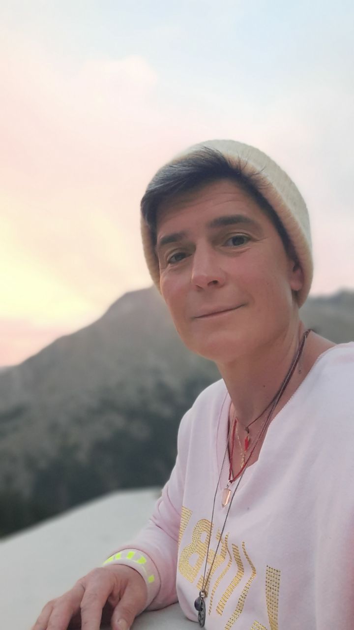 Ryke Schiller vor einer Berglandschaft.